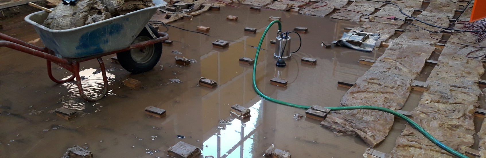 Entwässerung einer überfluteten Halle mit flachsaugender Tauchpumpe 5 mm